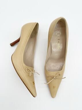 Chanel Vintage Retro Beige Leather Bow CC Logo Pointed Toe Heels Pumps EU 39